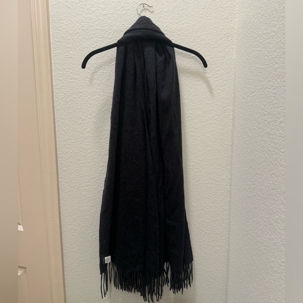 100% long cashmere scarf in charcoal.